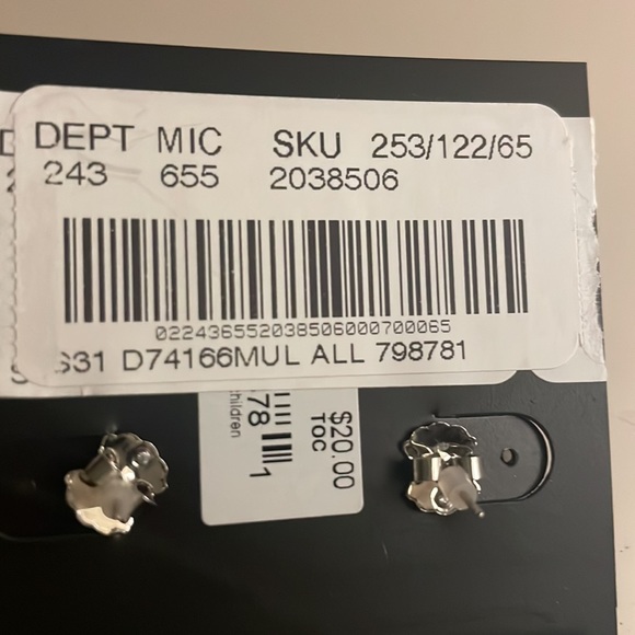 Fun and flirty earrings! NWT - Picture 7 of 7